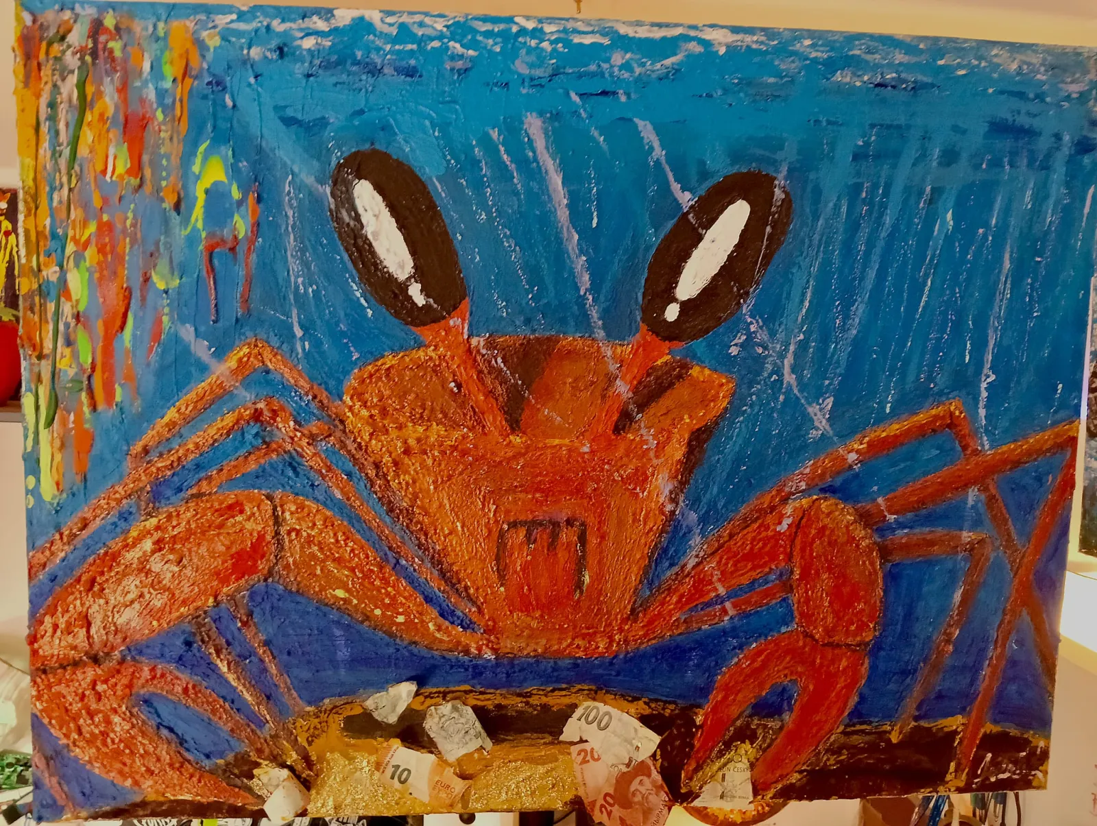 Kraby rvou cash — oranžový krab s penězi, mixed media